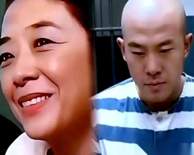 听说那个叫金毛的妈，在里面彻底疯了。日夜不分地闹，谁劝都没用，就一个念头：再看