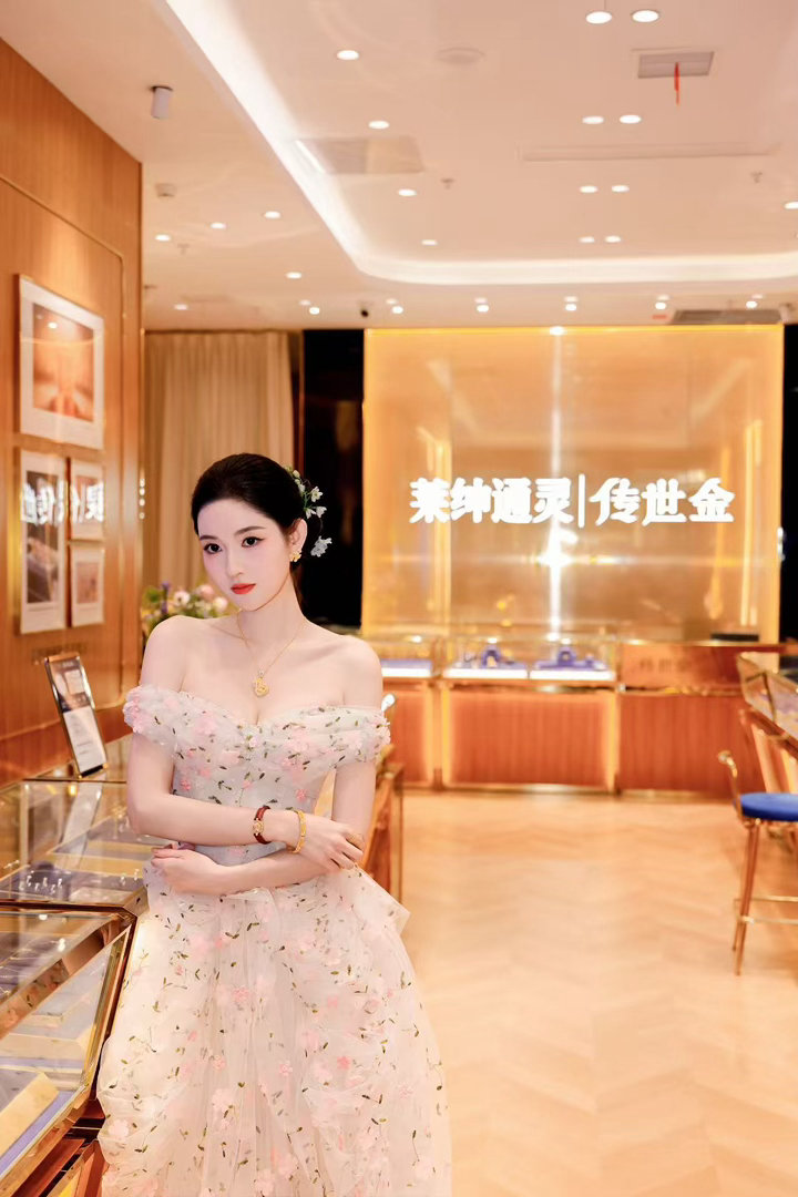 王玉雯一字肩花朵长裙王玉雯苏州活动状态裙子上有花，人比花还亮。一字肩的设计刚好