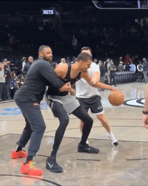 不吹拉倒！用球说话！文班练习一打三，防守者各种犯规，最后还是把球打进！