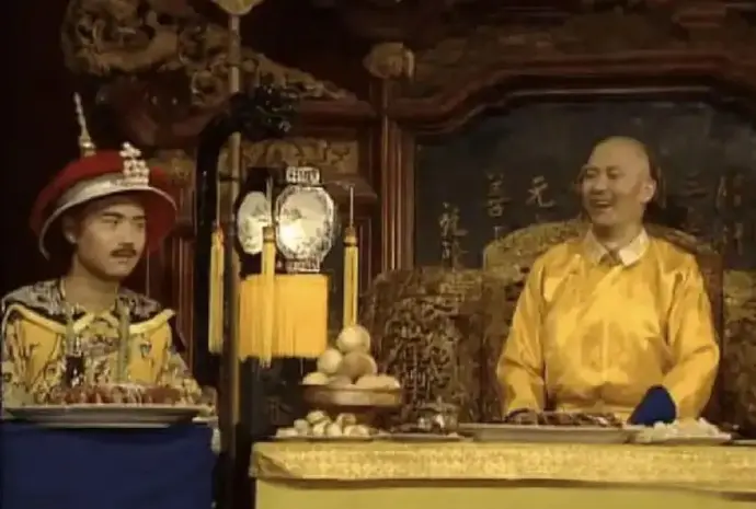 嘉庆熬乾隆的策略其实很棒，只要乾隆活着一天，他就对乾隆言听计从。因为毕竟乾隆快9
