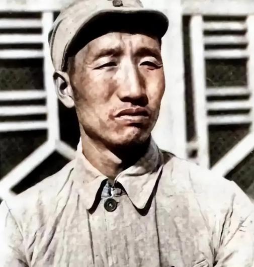 长征时，徐向前养了一只猴子，每当徐向前骑马跨枪，跃马狂奔时，那只猴子也蹲在马背上