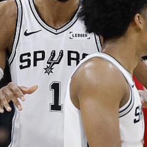 🔥马刺4-1绅士横扫晋级！文班6帽禁飞区锁死内线，福克斯21+9carry全场