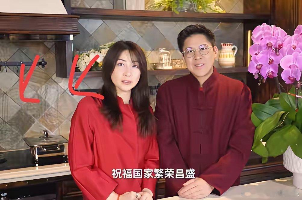 大家发现了吗霍启刚和郭晶晶贺年视频里有个细节不知道大家注意到没，就是他们身后那排