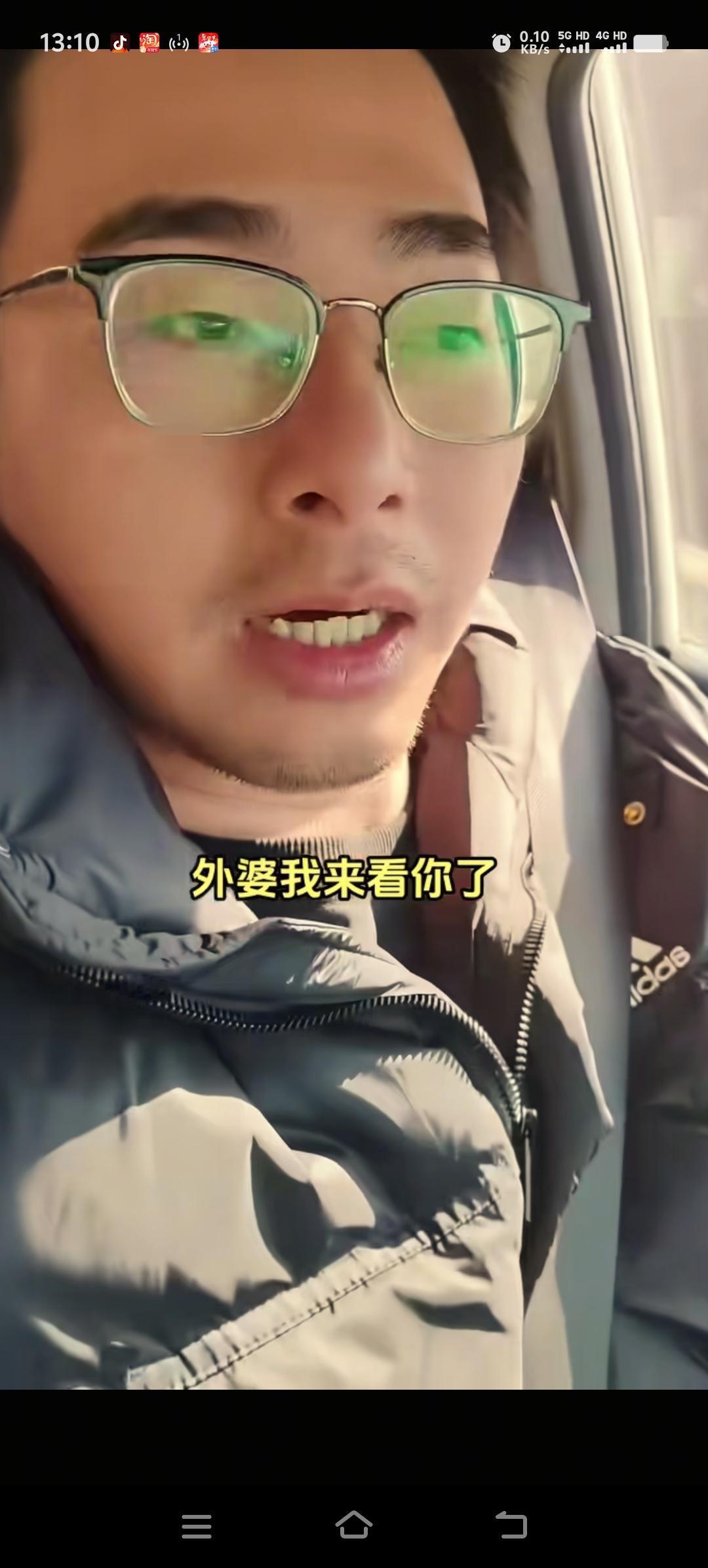 胡龙今日租了车，启程前往云南探望外婆。这原本该是件令人开心的事儿，可胡龙心里却五