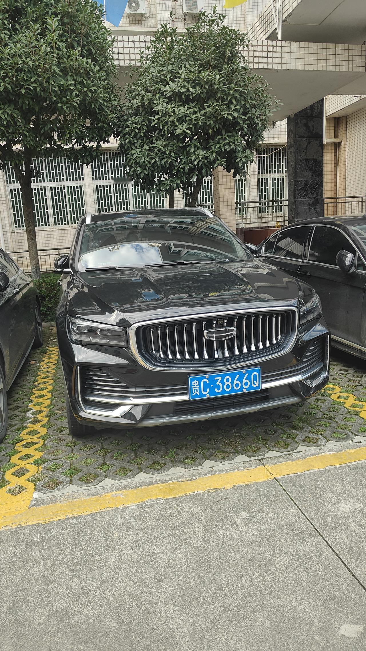 吉利的车标和凯迪拉克有几分相似不同的是形状和颜色不一样