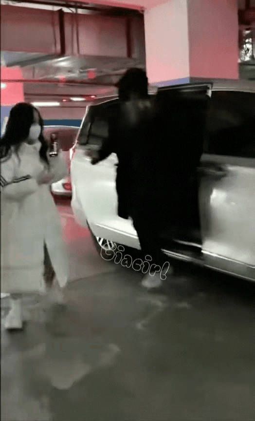 现在的粉圈真的越来越魔幻...灵超在机场殴打粉丝，被打的粉丝却在网上回应被打的感