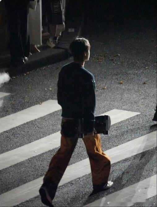 王一博vogue晚宴存货王一博vogue晚宴氛围感黑色丝绒西装内搭真空衬衫，
