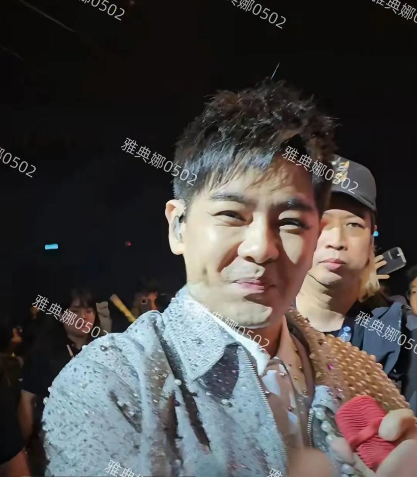 曾经让郭德纲都无比羡慕的冻龄男神林志颖，还是变老了。他近期在马来西亚演唱会上的模