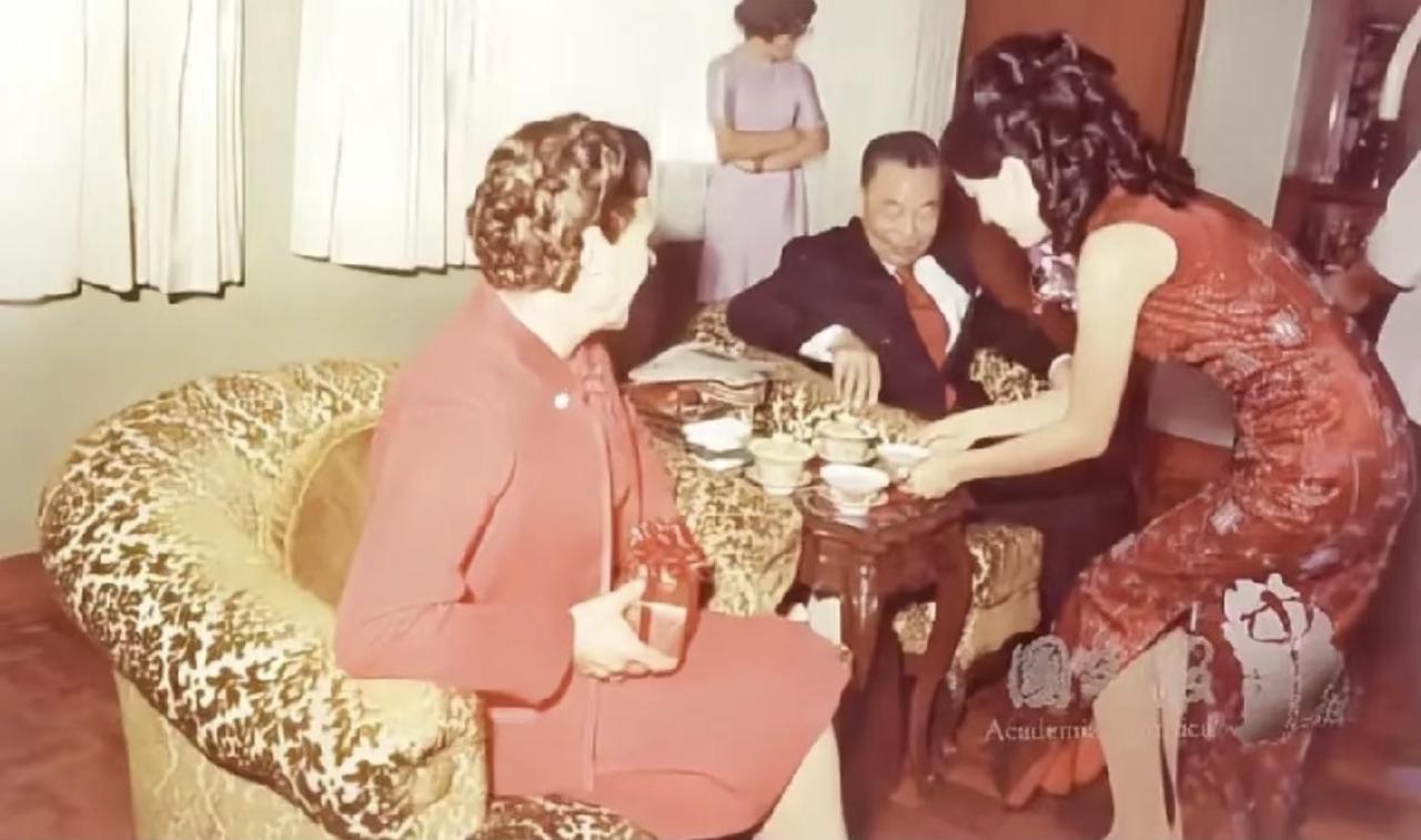 很多人以为蒋家第三代的婚姻全是利益绑定的政治联姻，这张1973年的老照片偏偏打破