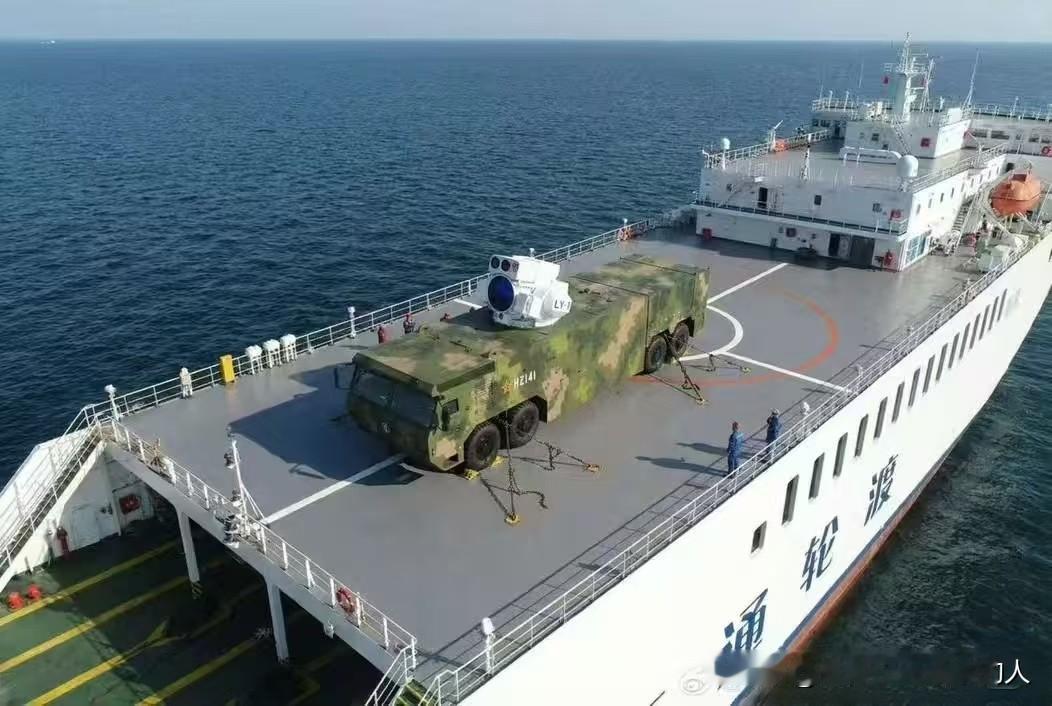 滚装船上的LY-1型激光防空战车！陆战高端激光防空武器，整车搬上了民用滚装船，