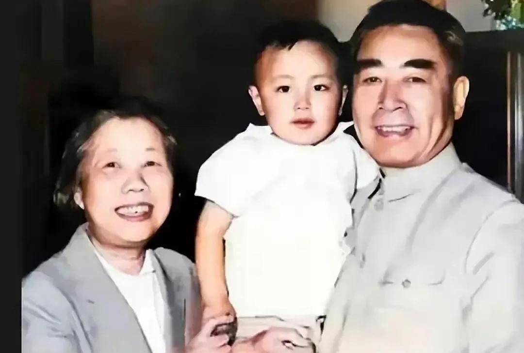 这是一张周总理和邓大姐抱着孩子在一起的老照片，拍摄年代不详。周总理抱着孩子笑容亲
