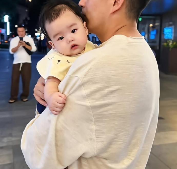汪小菲晚上抱儿子散步，调侃儿子太敦实，抱得他腰疼！他这个小儿子是跟现任妻子马筱