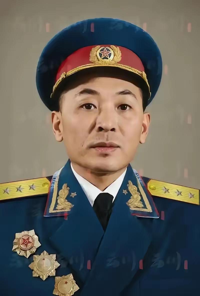1935年深夜，屋里只剩油灯那点光。政委把信折好，揣进怀里，看着被按在地上的师长