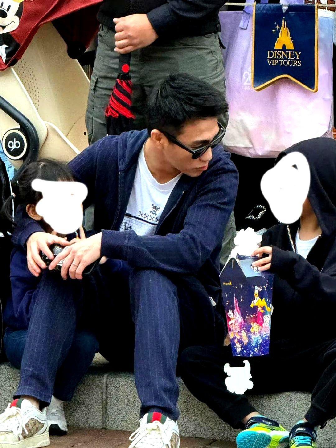 何猷君这“女儿奴”也太双标了吧！😂左手紧紧揽着宝贝闺女，对儿子呢？就只是扭