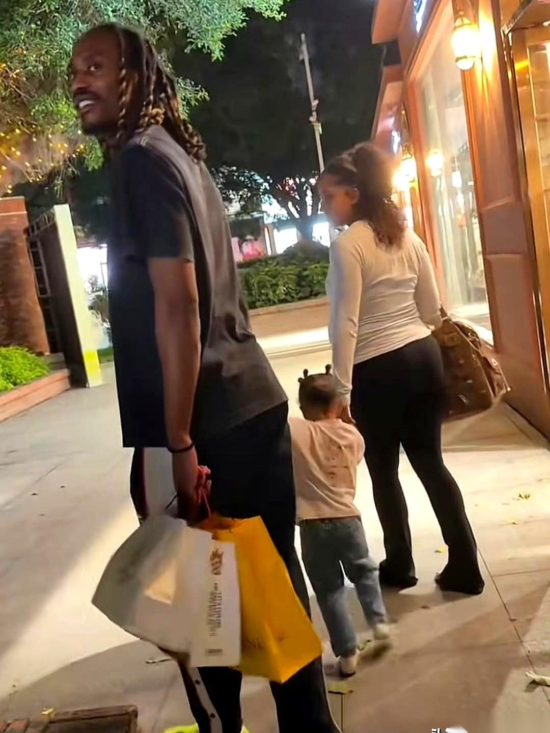 广东宏远的外援麦考尔，这次是真打算在广东“扎根”了。很多外援来CBA打球，行李