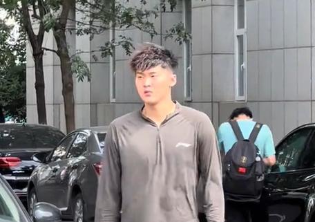 从上海加盟辽宁这俩年轻小将看起来不错！上海用现金和两名年轻小将交易走了张镇麟，