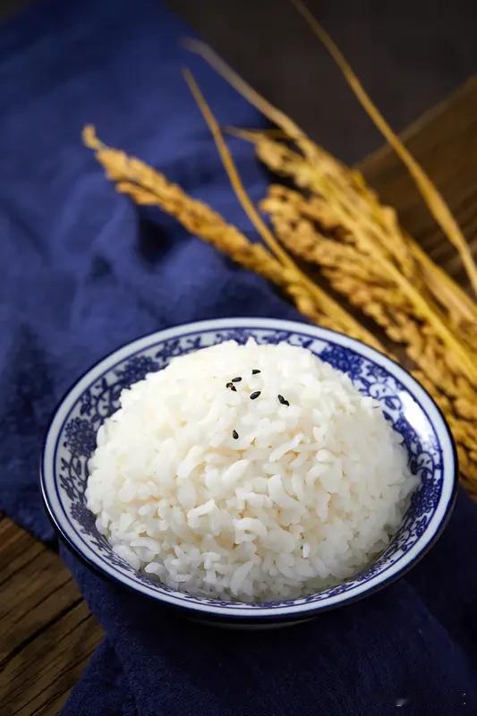 馒头、米饭和面条，这仨碳水界的“扛把子”，到底谁升糖更快？先看馒头，它一般用精
