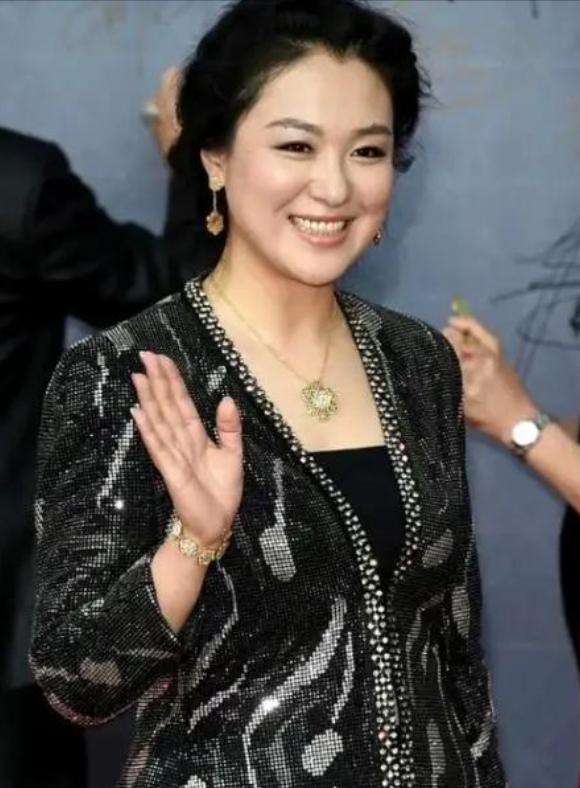 她和孙红雷拍完吻戏后，她悄悄地对导演说，我给你100块钱，让我再拍两场吻戏，导演