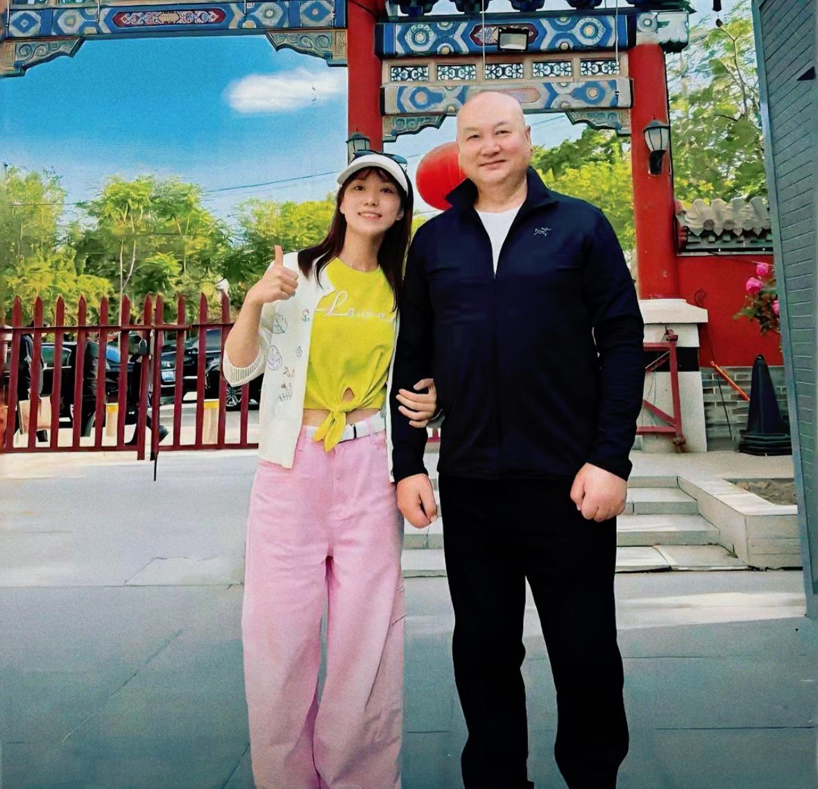 74岁“唐僧”迟重瑞丧妻仅两月，就因一张与年轻女子挽手的照片被全网围观“新欢”。