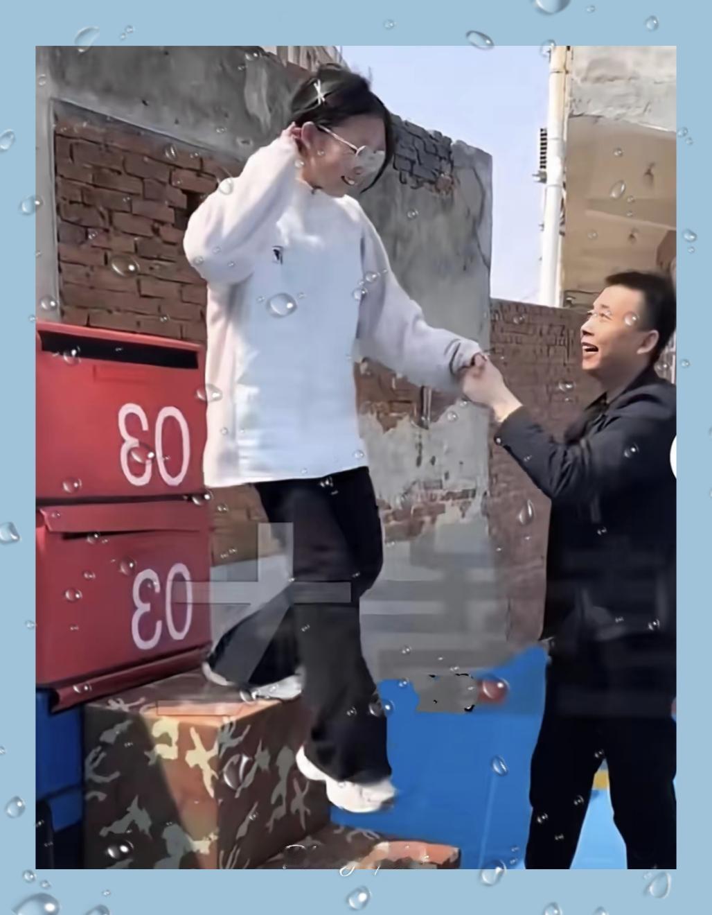 河北校长一个小动作，点醒无数女孩！这才是最走心的教育近日，河北一位校长，他