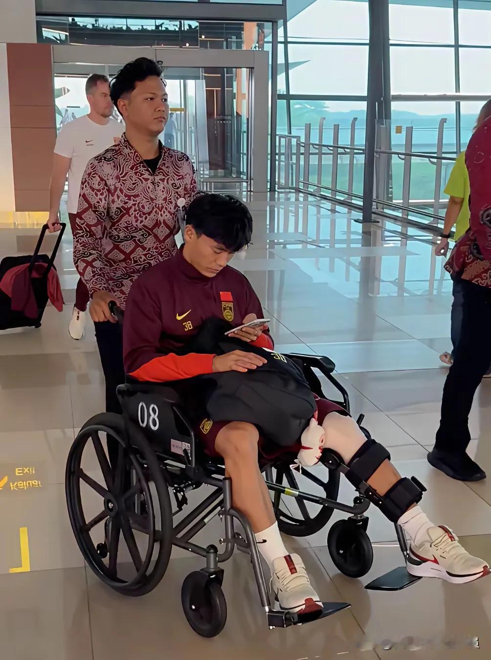 国家队输球以后，本应该踢的人自己不肯去踢，反而把所有的责任，谩骂都喷给了在球场上