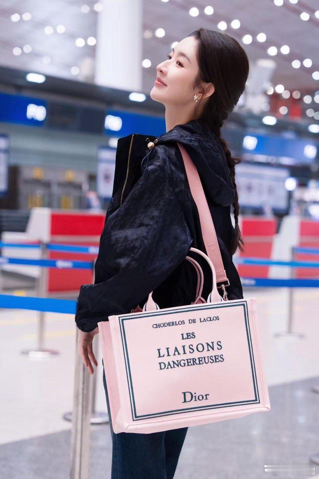 王玉雯机场私服太会穿！短外套叠搭粉色T恤配牛仔裤，减龄又不失高级感，时髦度拉满～