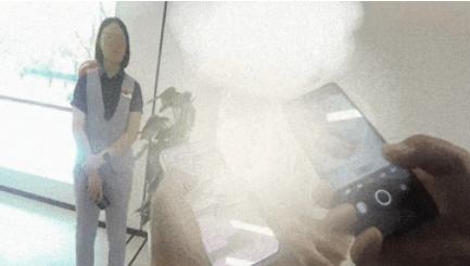 浙江嘉兴，18岁的小伙子需求旺盛，在厕所里扫了个码说能约美女开房，小伙子就准备去