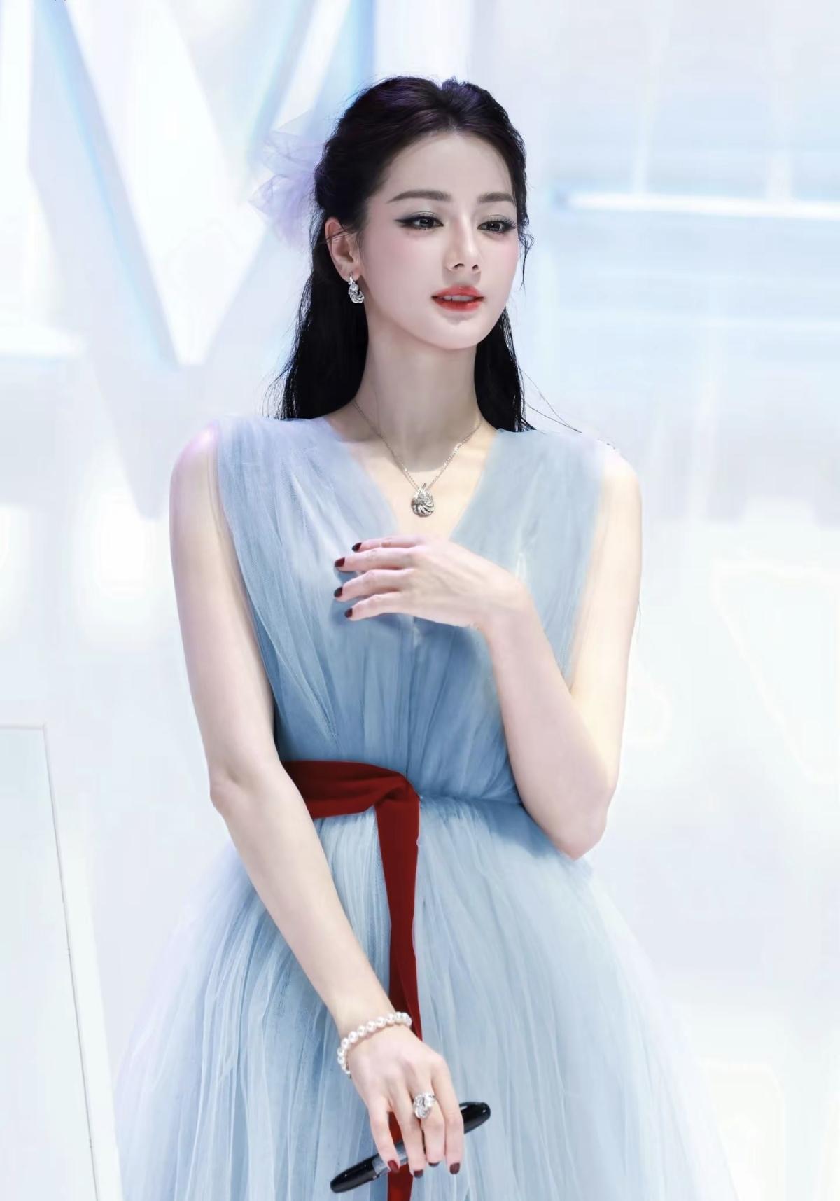 迪丽热巴的白色纱裙，是蓝色花海旁出逃的冰雪公主，温柔到了极致[赞]迪丽热巴·迪力