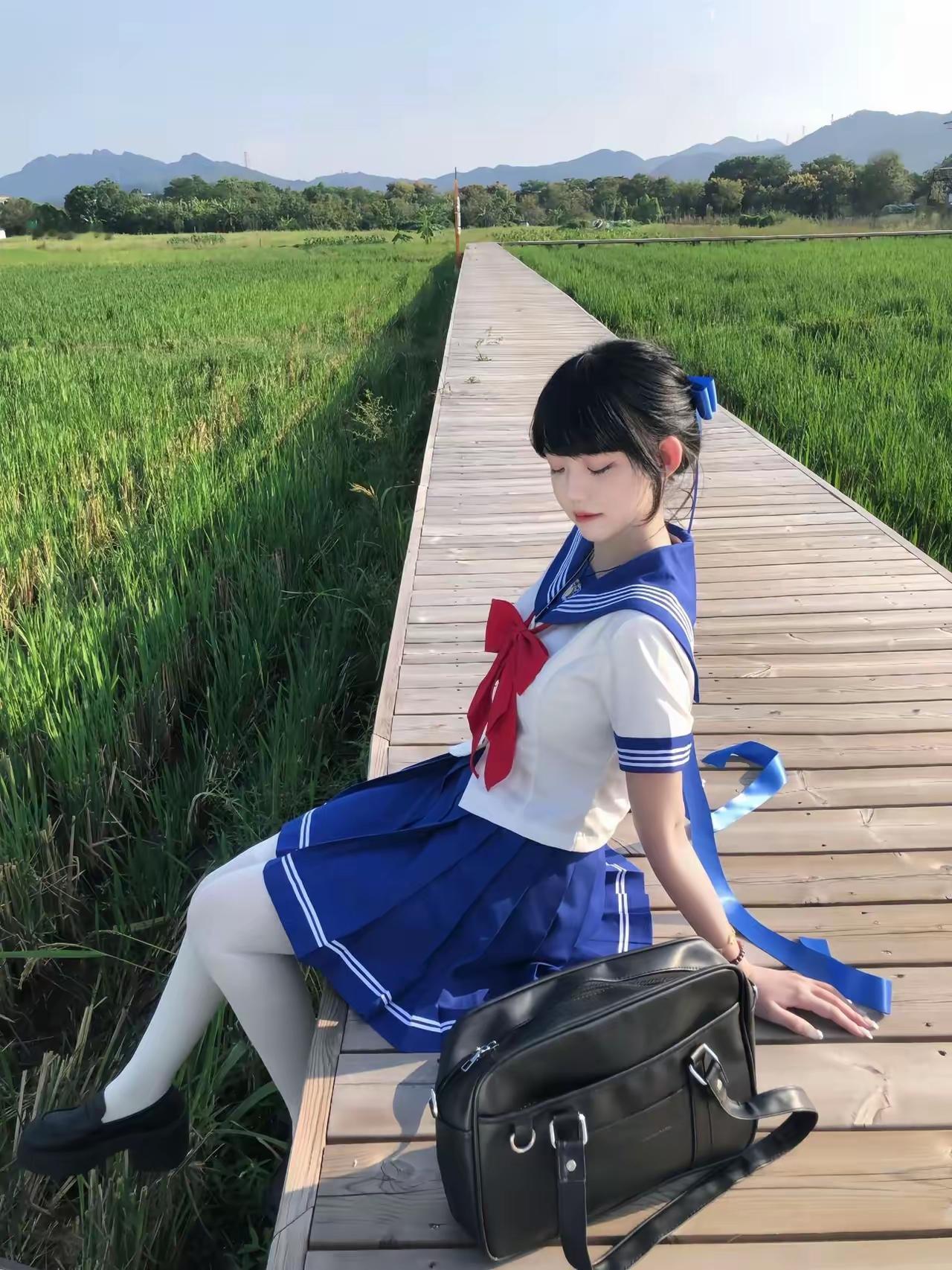 青春美少女，时尚又可爱。
