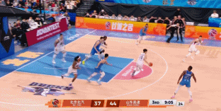 谢智杰取代高诗岩，曾凡博冲击篮下成噱头，篮球贝利登场就失误谢智杰一个一条龙