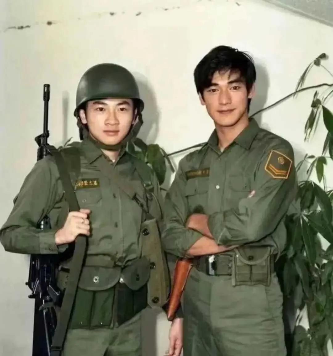 说是以前台湾军队里面来了两个新兵蛋子，除了帅，一无是处。仔细一看，这脸庞咋好像似
