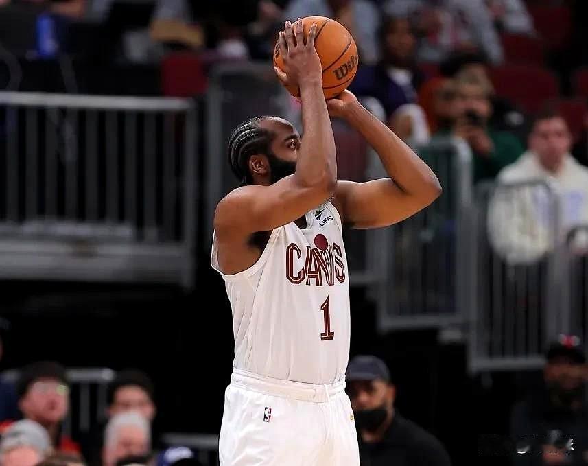 看着今天的哈登，心里真不是滋味。一次次往里杀，扛着人上篮，然后习惯性地摊开手看