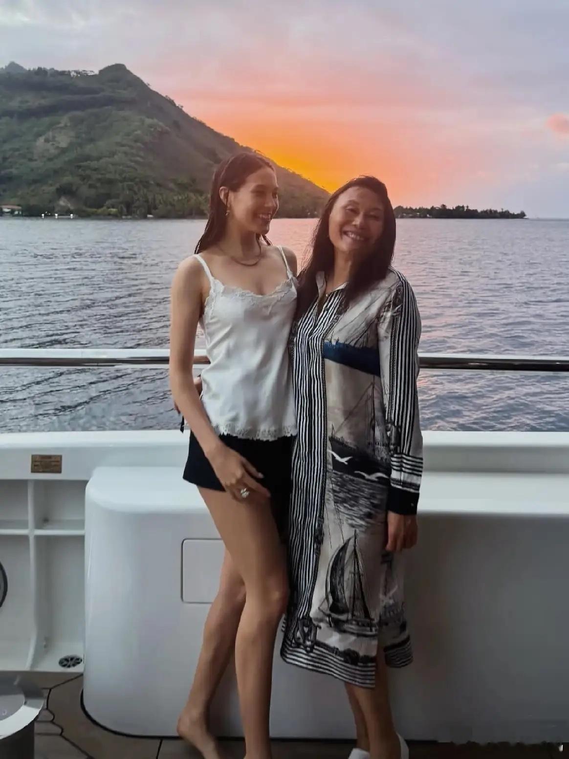 谷爱凌晒出和妈妈合影，她深情凝望妈妈，这眼神好有爱！有一说一，谷爱凌的精神支柱，