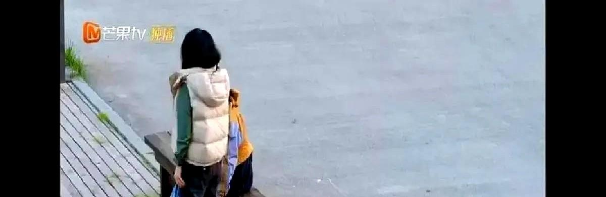 陈数长达三个月的主动示好，换来当众被无视。高定秀现场，陈数带着微笑点头示意，