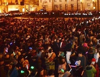 2026跨年大洗牌！年轻人集体“抛弃”热闹？真相太扎心跨年夜还在挤人头、追烟