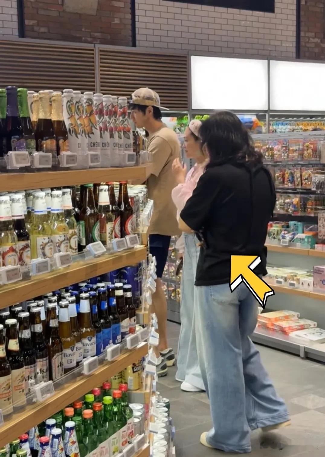 金莎和老公一起遛狗、逛超市，婆婆一同现身，婆婆看着是个好性子的女人，婆媳关系相当