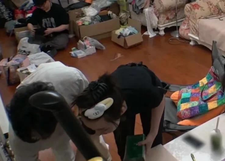 井胧在帮管乐收拾家卫生的时候，翻到了管乐和前男友的照片，上面还写了分手日期，井胧