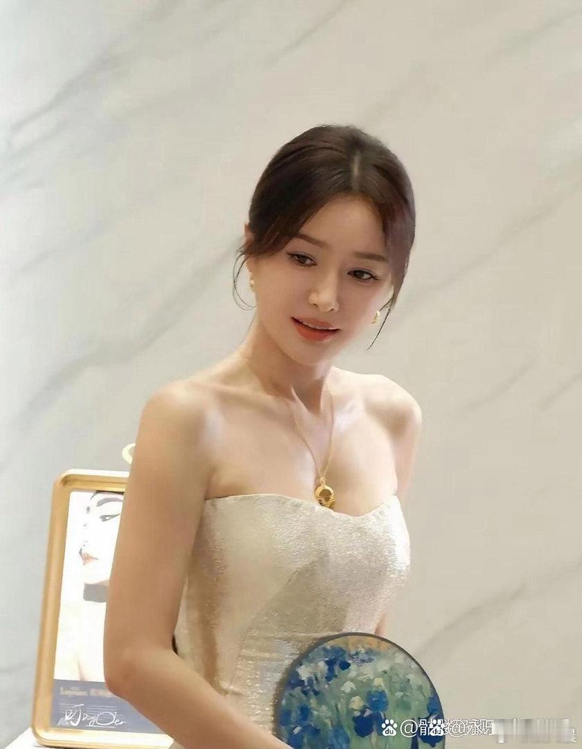 秦岚温婉貌美气质绝佳，颜值风情兼具，妥妥是无数人心中的白月光女神。