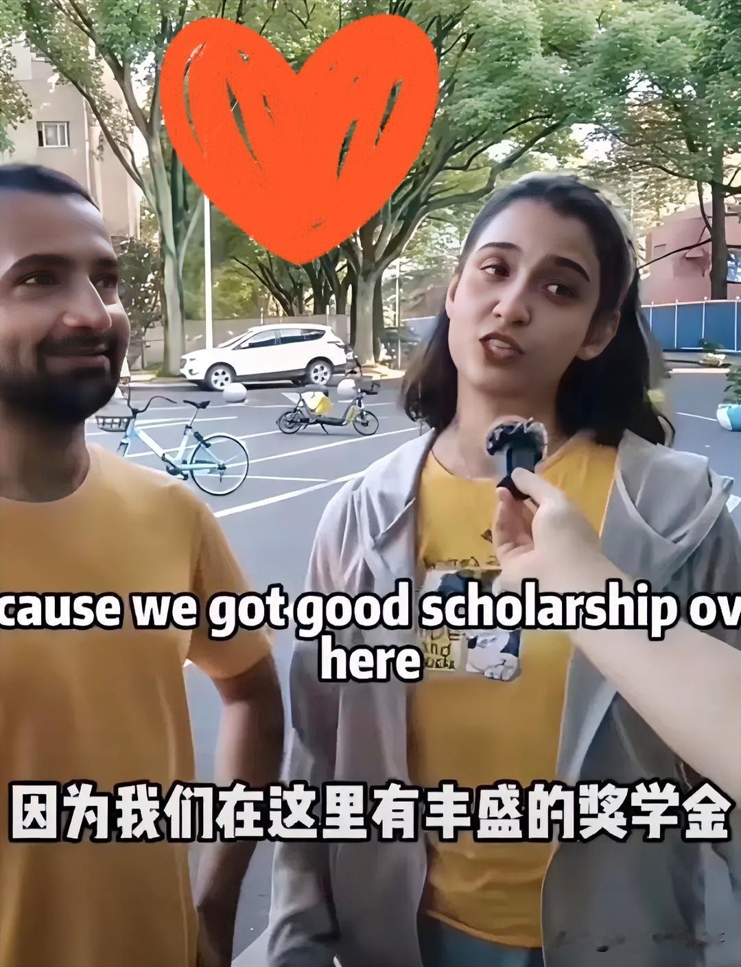 打破偏见！两个印度留学生接受采访时表示：我们每个月能拿到5500人民币