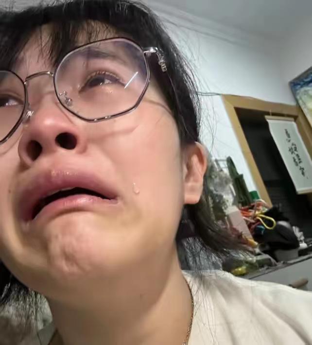 35岁，985毕业，我在公司楼下马路边哭了一小时那天下着小雨，我坐在公司楼下的