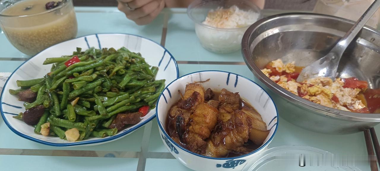 在北京的出租屋，给女儿做饭的第8天了。今天做的饭是，炒豆角，红烧肉，西红柿炒鸡