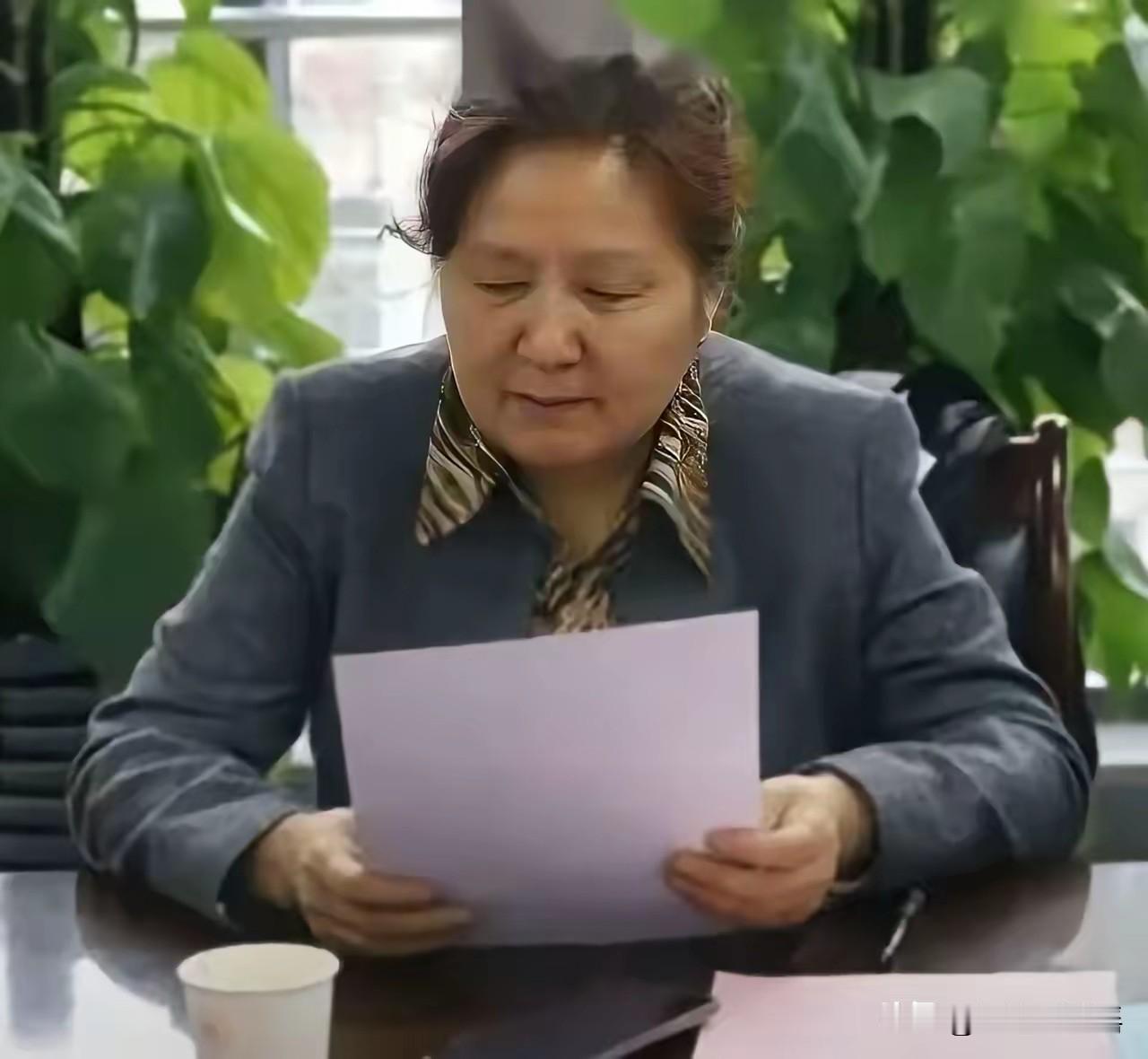 原来她就是指导贾浅浅硕士论文的导师！她叫屈雅君，是陕师大文学院的教授，现在已经退