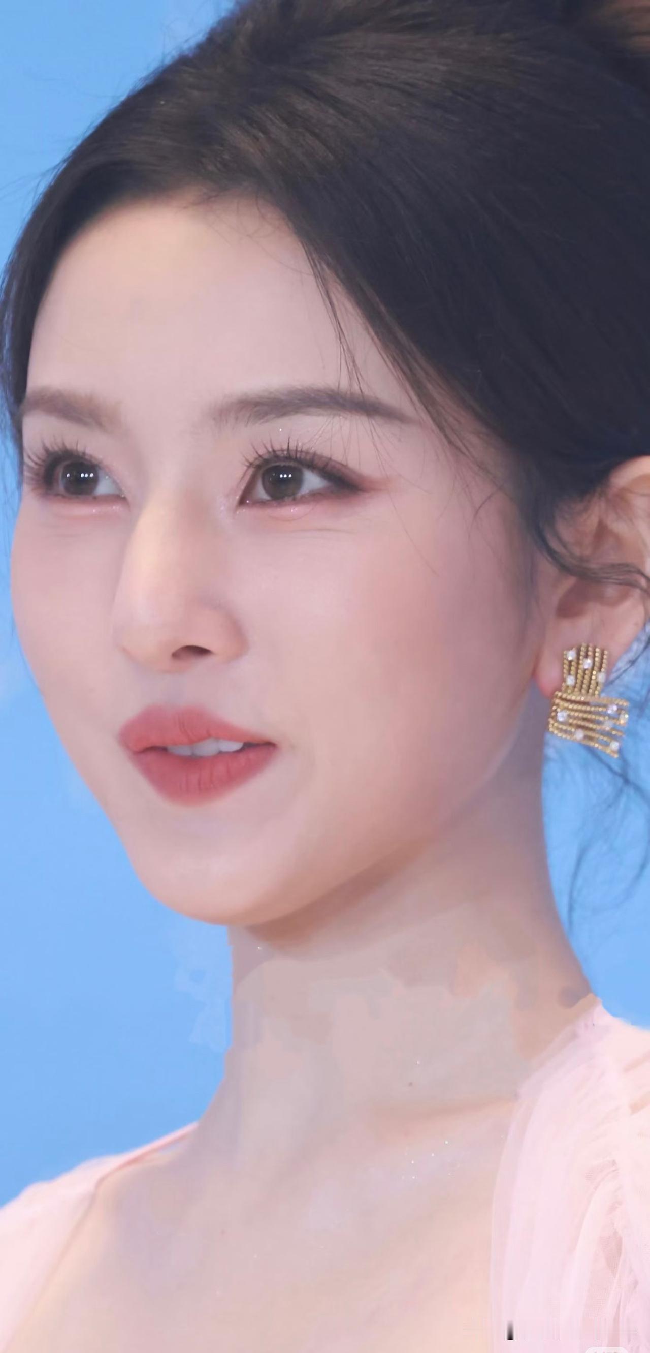 宋祖儿清冷贵气感十足