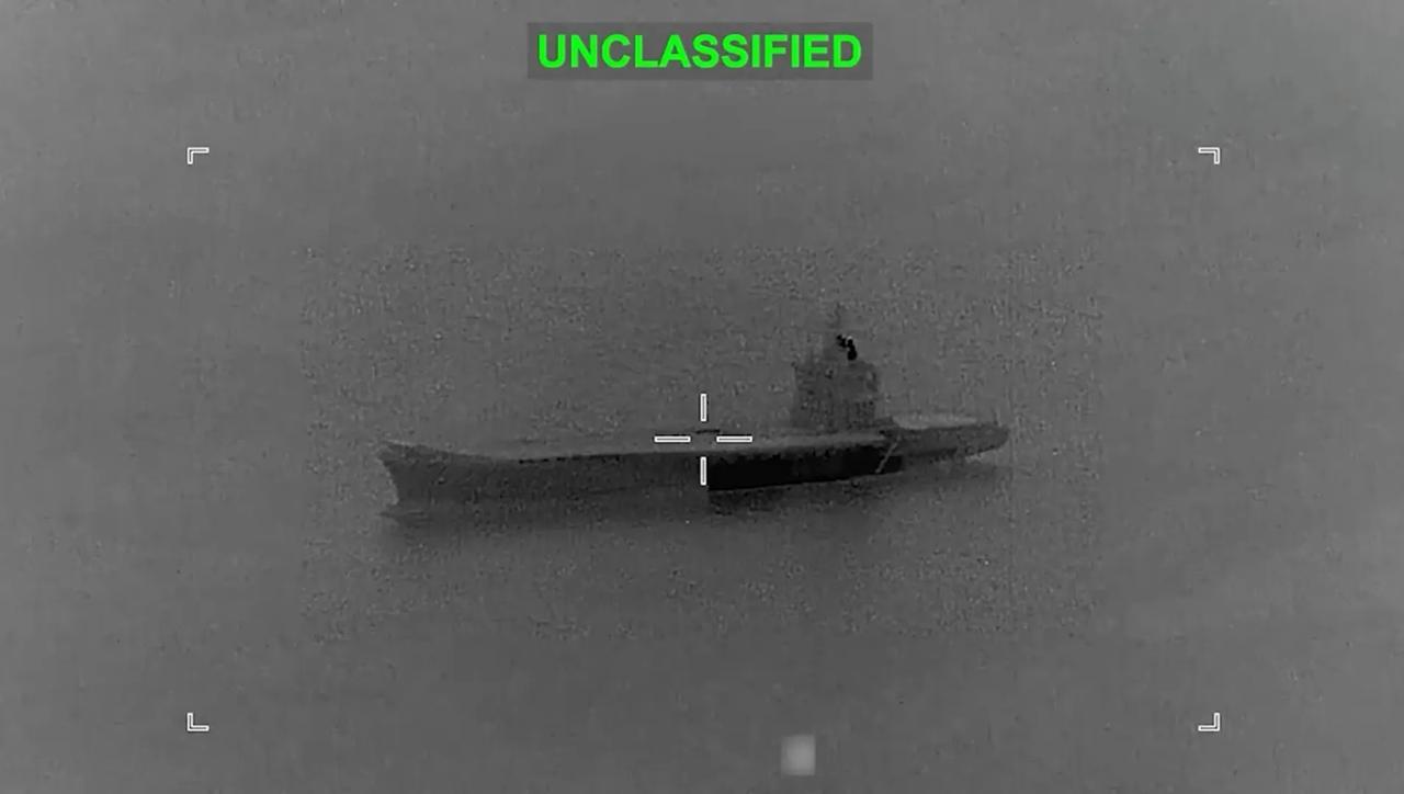 美军在霍尔木兹海峡附近的阿巴斯港用导弹击沉了伊朗伊斯兰革命卫队用集装箱船改造的无