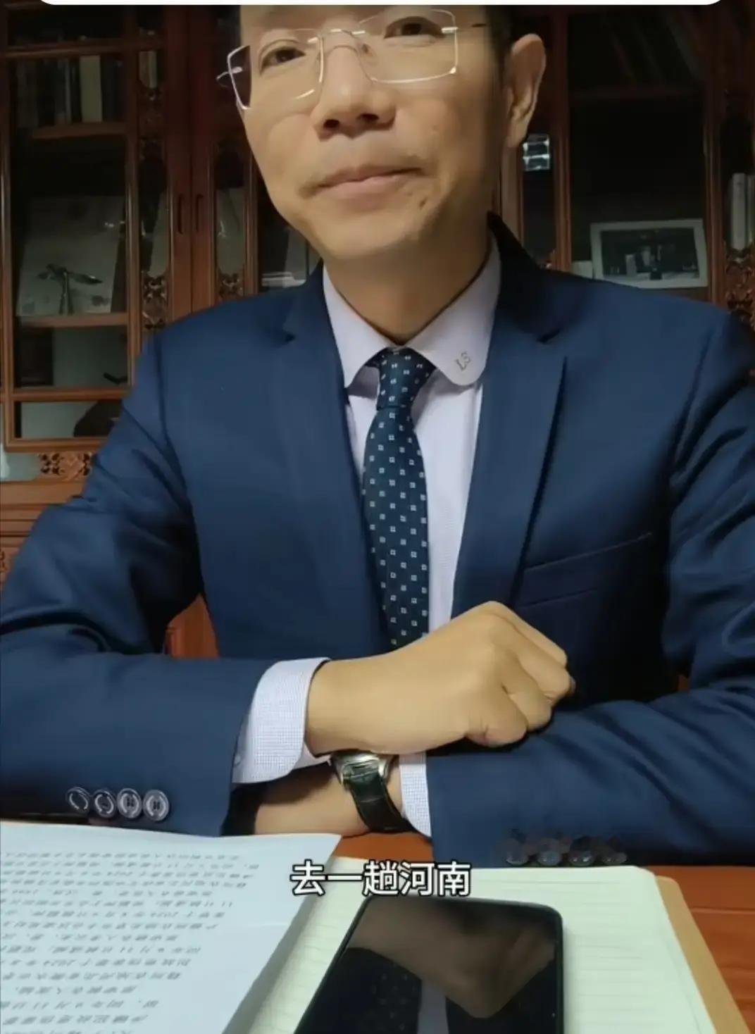 李律把王某晶的案子交给同事，自己下周动身去河南。二次碰头会刚散，四个戴“口罩”