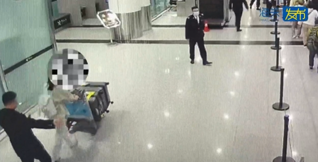 胆子真大！大连周水子国际机场，一名女性旅客下机后，推着行李车过安检大厅导，遭
