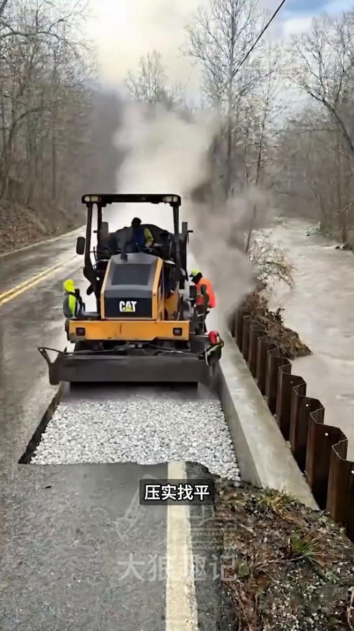 路塌修复全程。大狼趣记。谁能想到河边塌方的路段是这样修复的。·施工第一步，