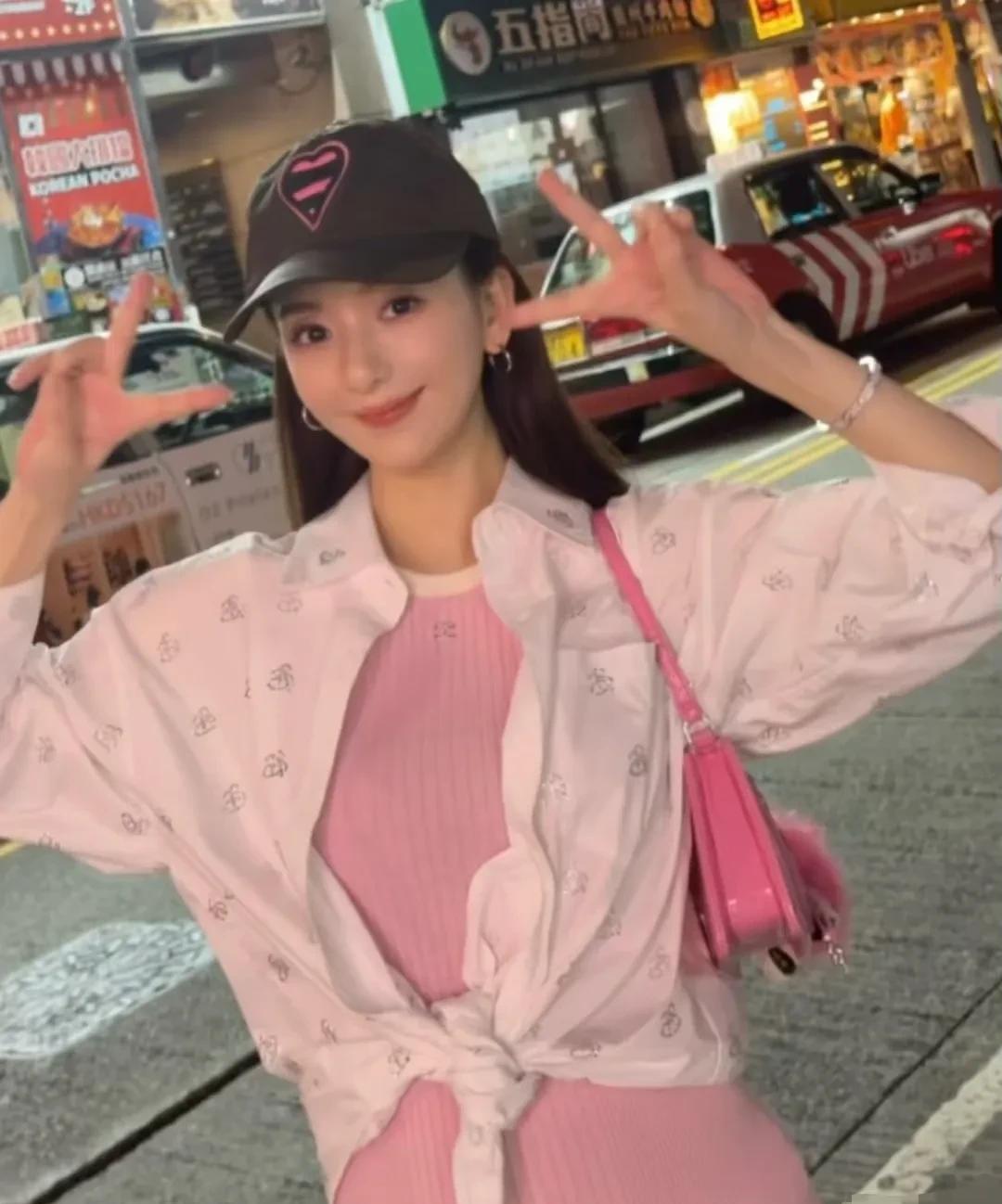 天王嫂方媛官宣怀三胎后首晒孕照，身穿粉色针织短裙，外搭白色衬衫，头戴黑色鸭舌帽，