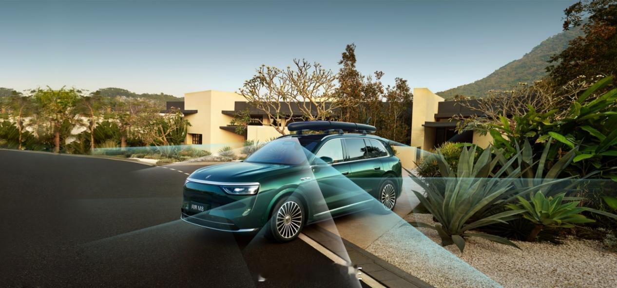 问界M8以“智慧重塑豪华”理念，深度融合华为乾崑ADS4.0智驾系统与Harm