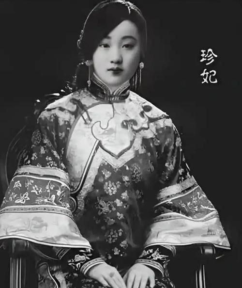 1894年，几个太监不顾珍妃的挣扎，将她放到刑凳上，其中两名太监上来就将珍妃的衣